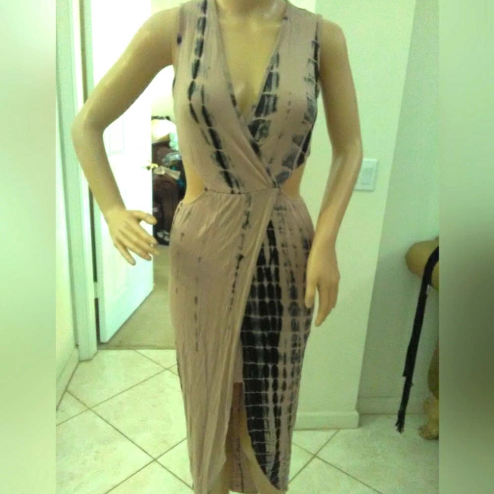 SUPER COMFY AND SEXY DRESS STRETCHY BEIGE & BLACK SZ. LG. MANNEQUIN IS SMALL?